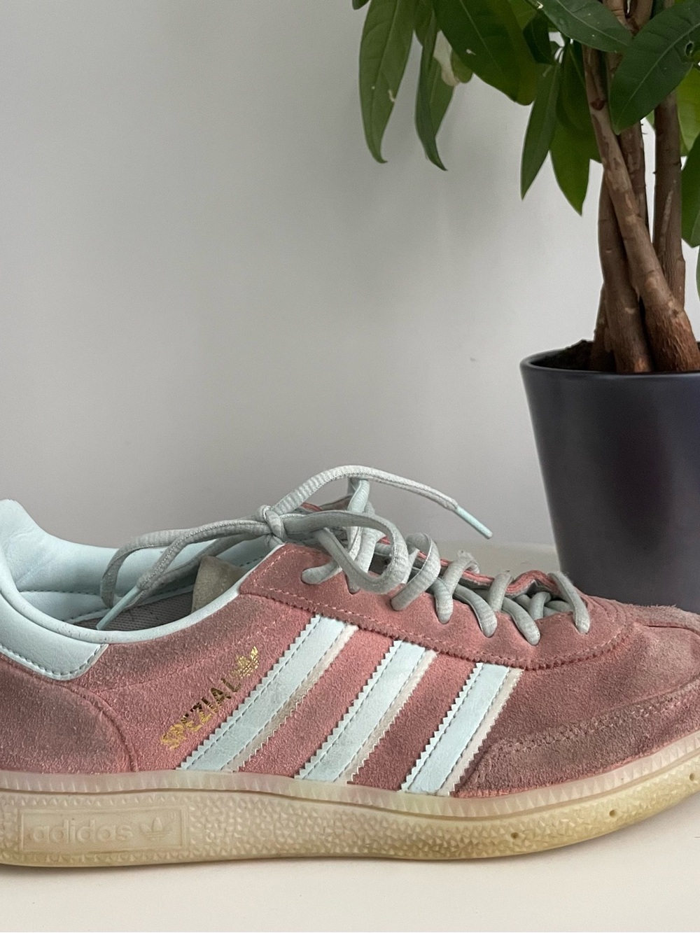 Men Size 9 adidas Handball Spezial
Wonder Clay Almost Blue Shoes